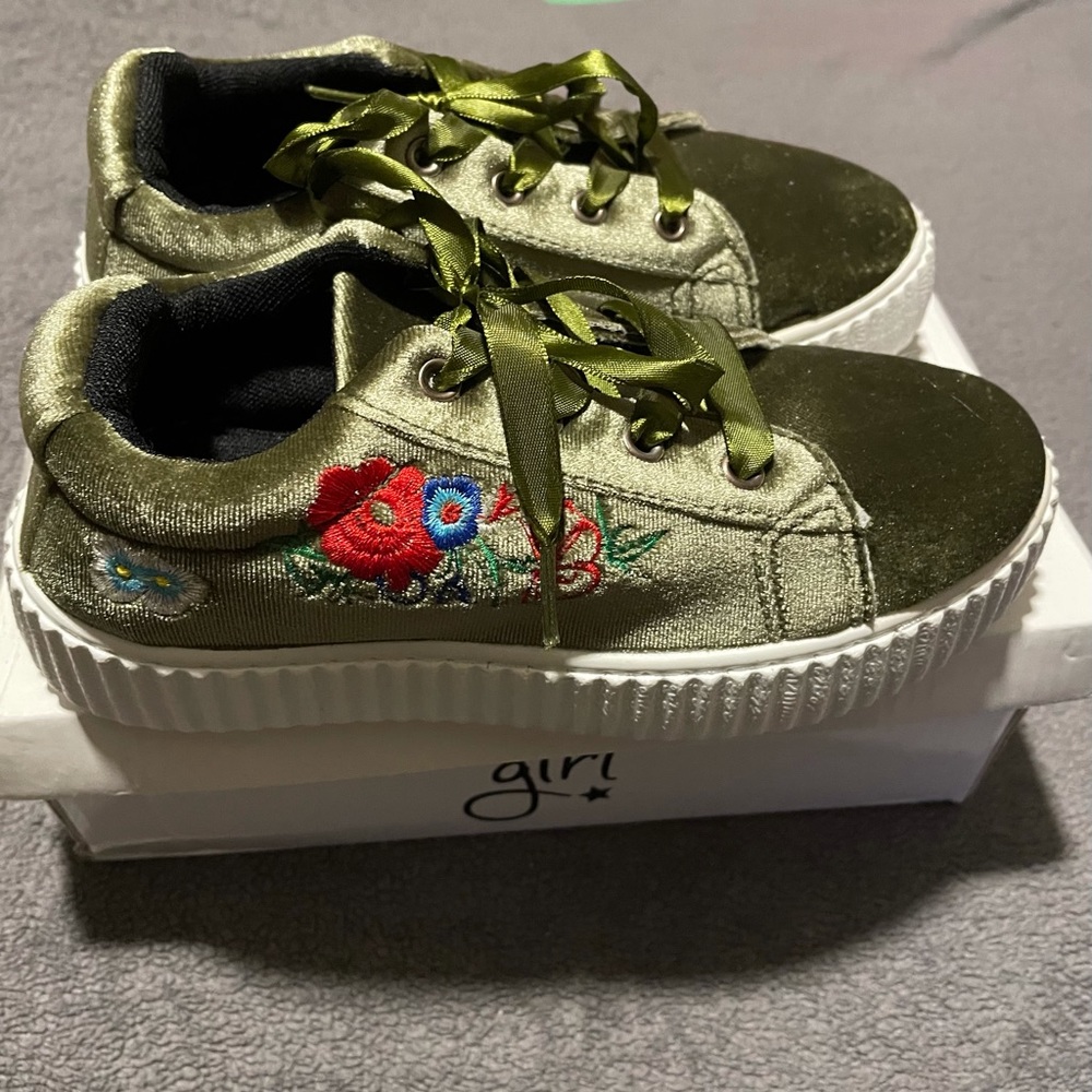 Girls velvet green floral sneaker big kids size 4